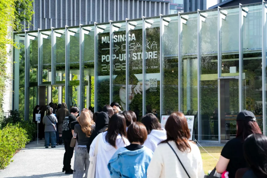 大阪・梅田のMUSINSAポップアップ会場を訪れる人々