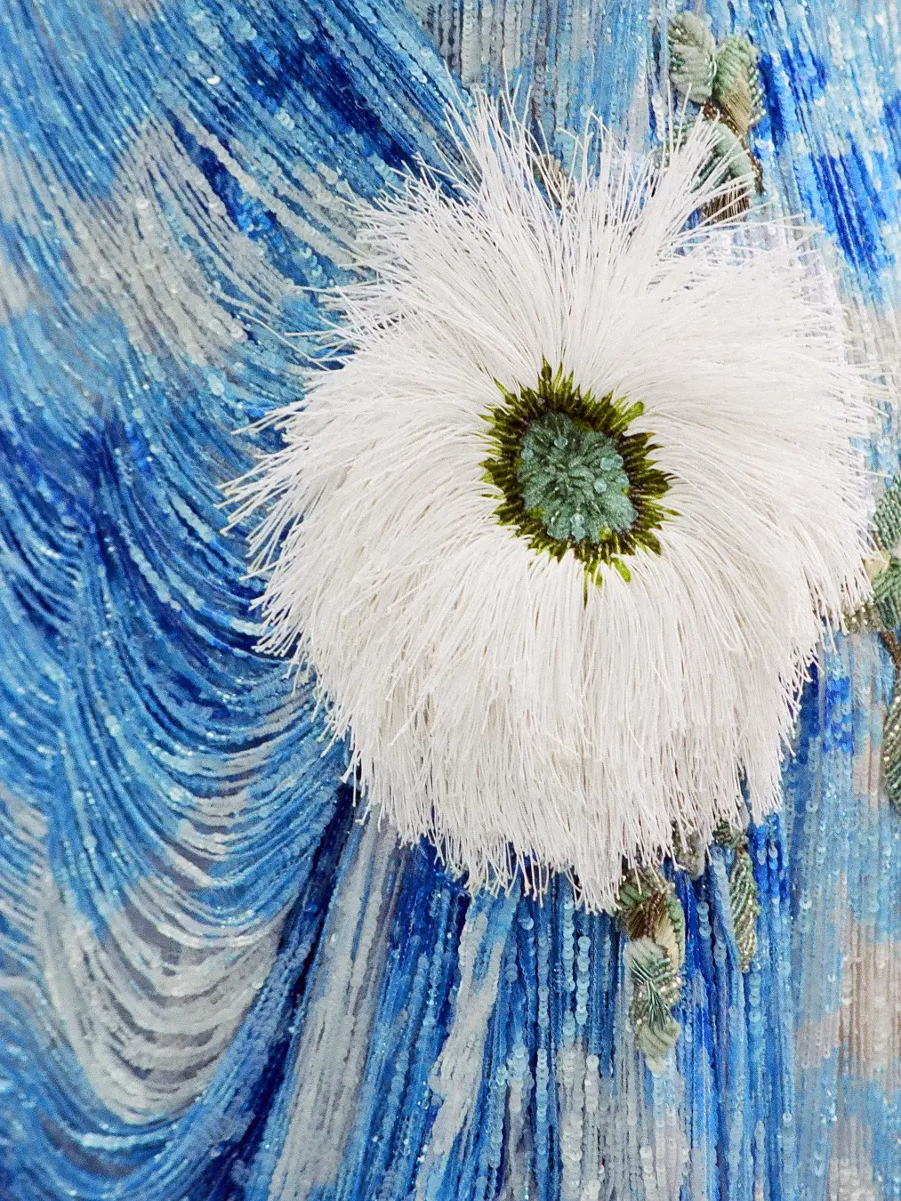 ヒップにあしらわれたユーカリの花のモチーフ