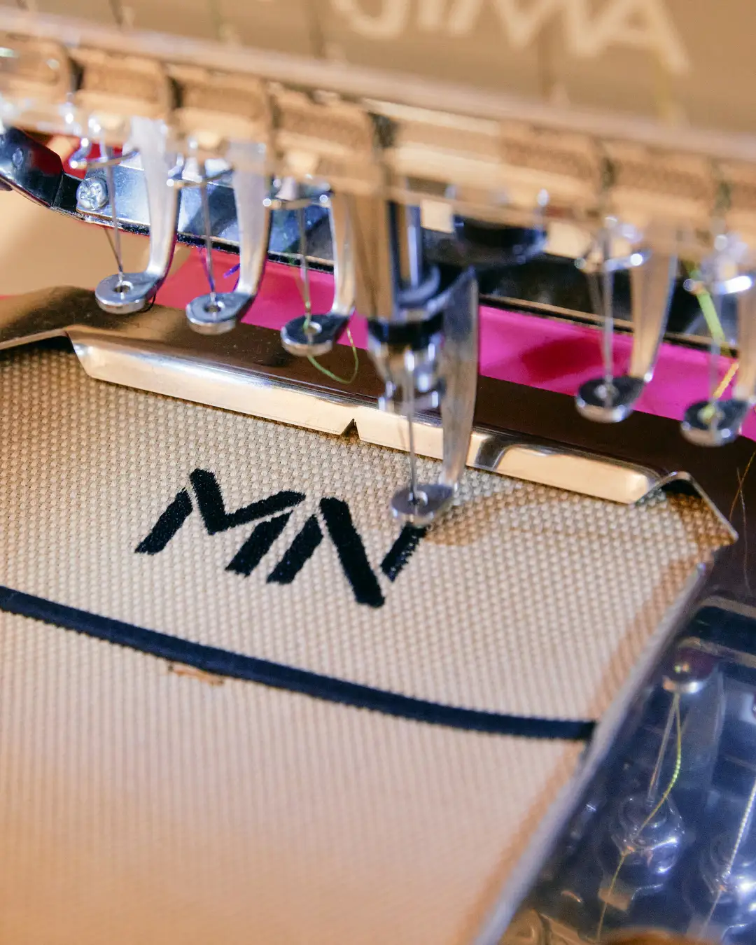 バッグにイニシャルを刺繍する工程