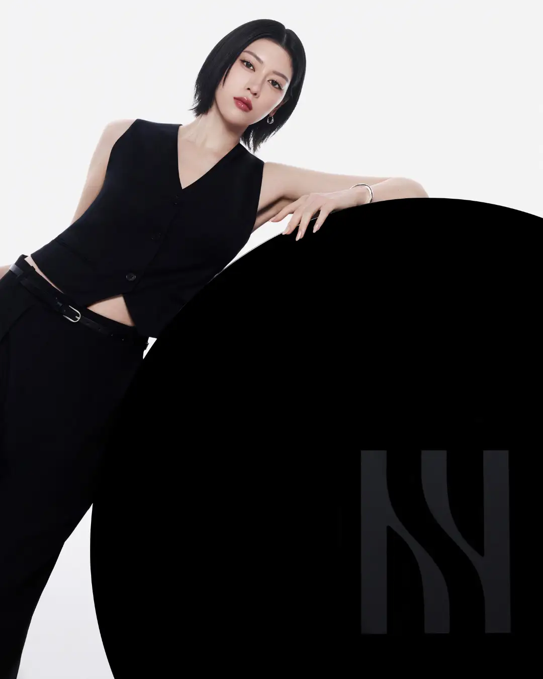 黒い装いでHERAの世界観を表現する三吉彩花さん