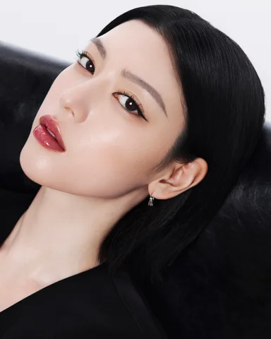 三吉彩花さんのHERA撮り下ろしビジュアル