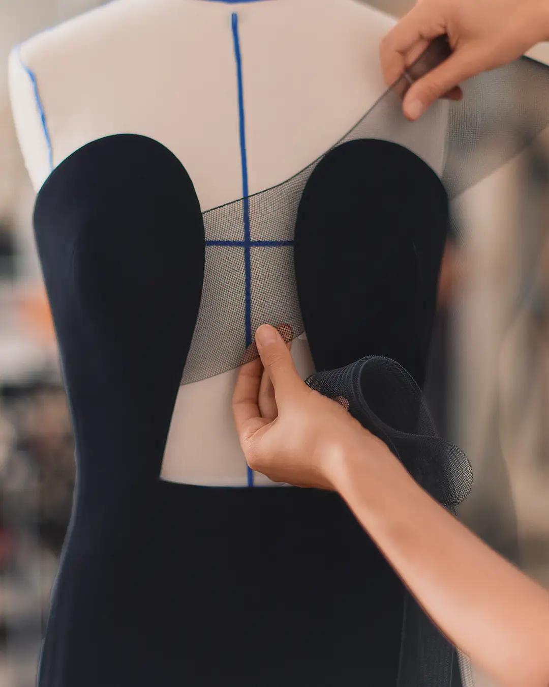 ドレスの立体的な形を整える制作工程