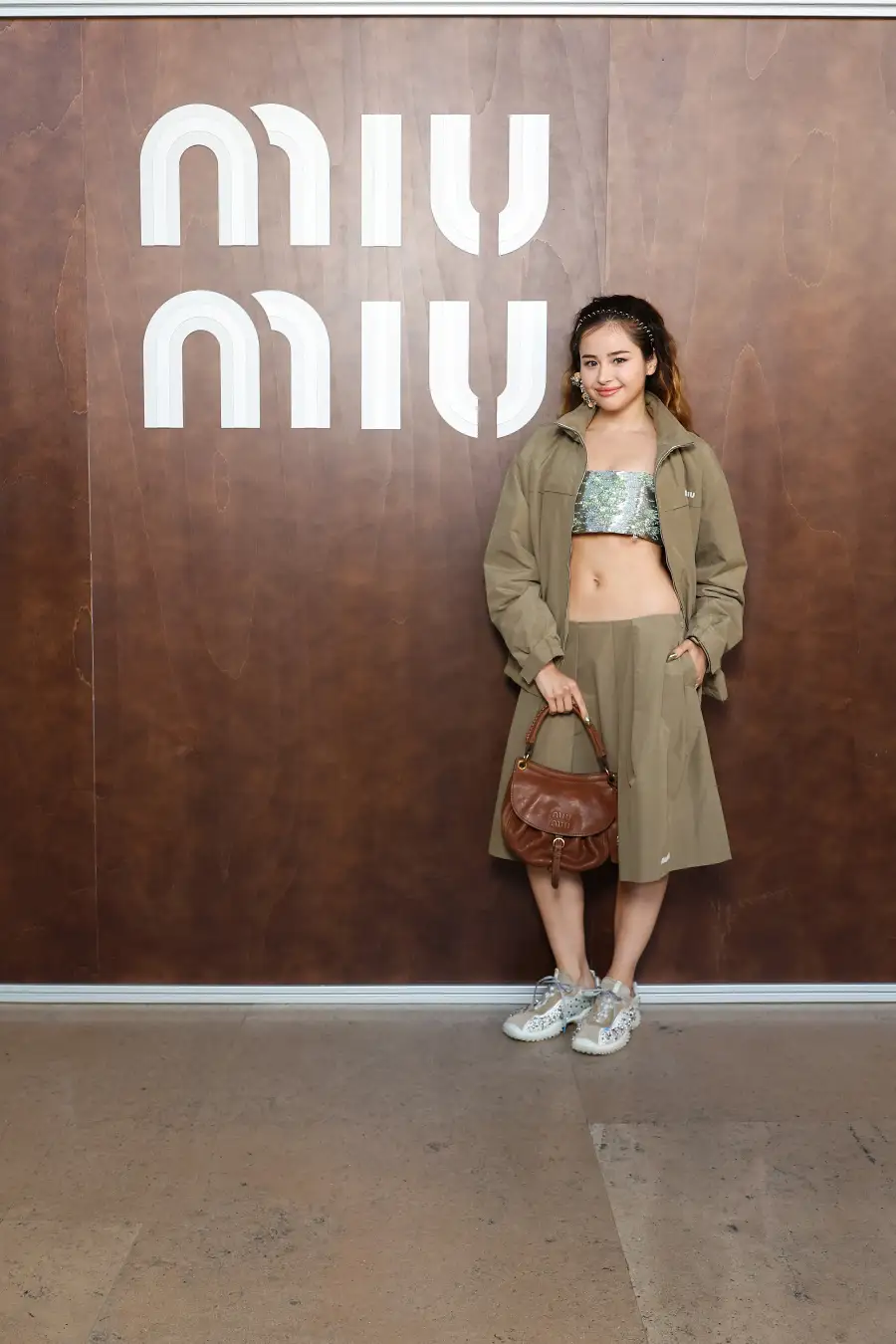 Miu Miuを着用したXGのHARVEY