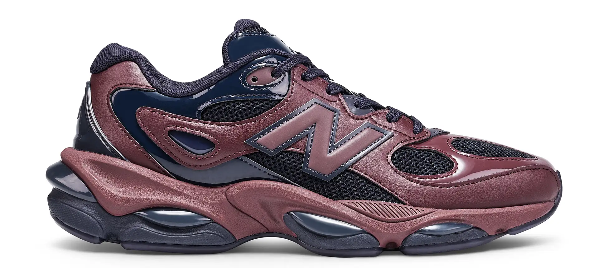 ボルドーとダークカラーを組み合わせたNew Balance 983の公式商品写真