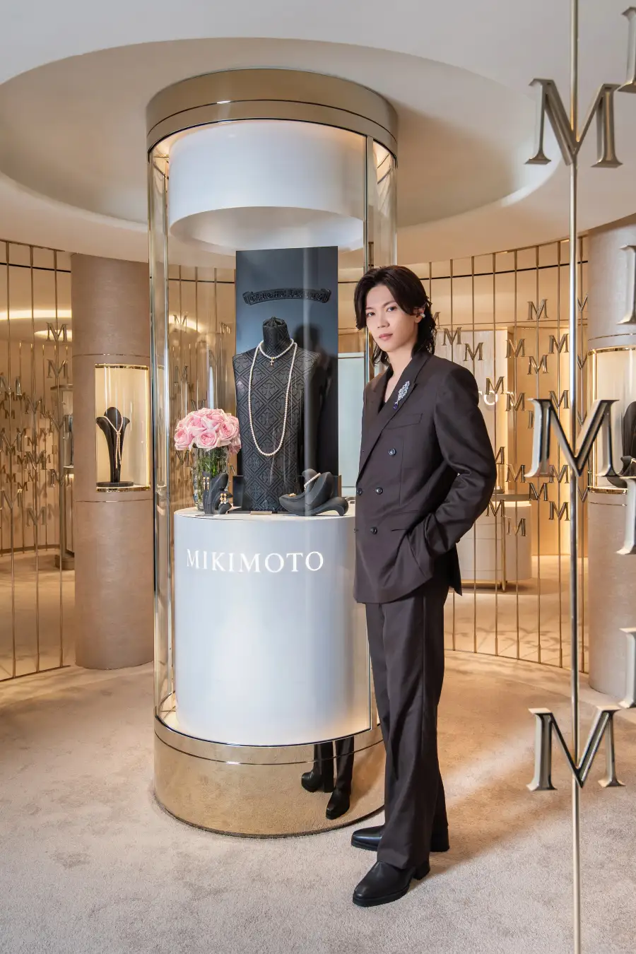 神宮寺勇太さんが香港のMIKIMOTOへ。光と影に包まれて出会う、海のジュエリー 写真1