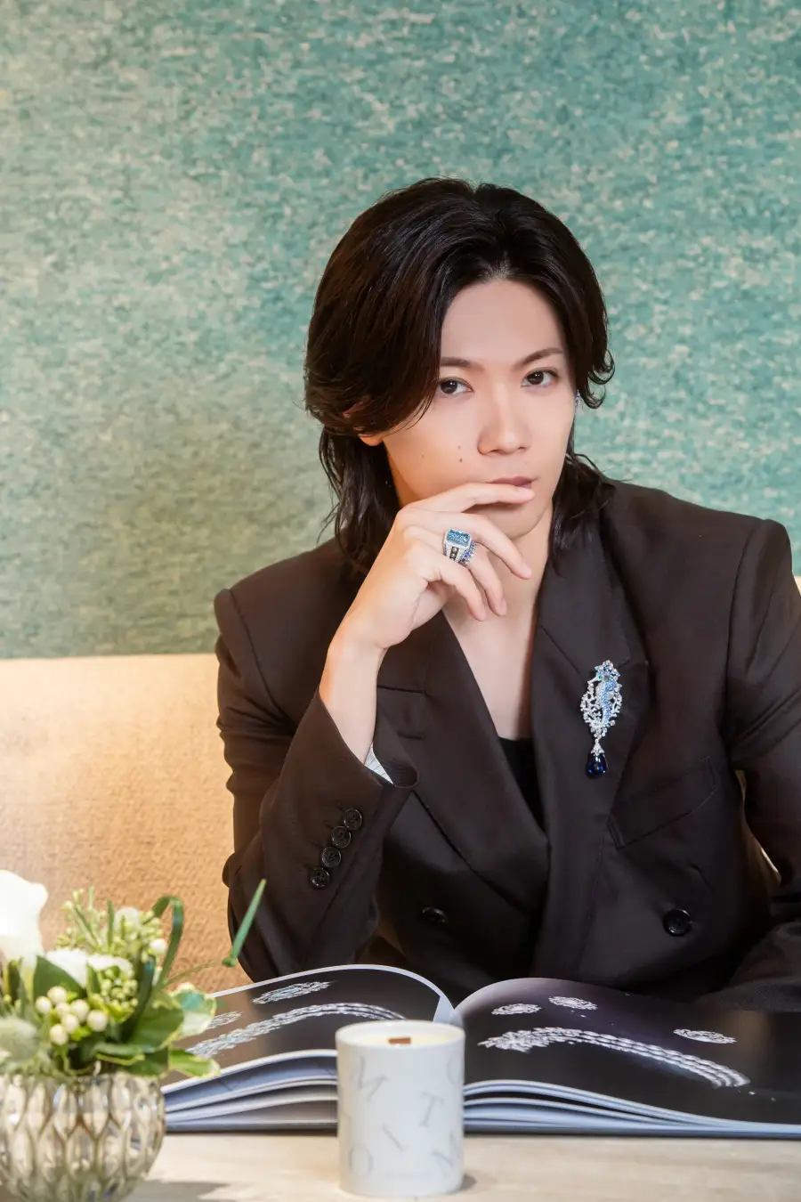 神宮寺勇太さんが香港のMIKIMOTOへ。光と影に包まれて出会う、海のジュエリー 写真3