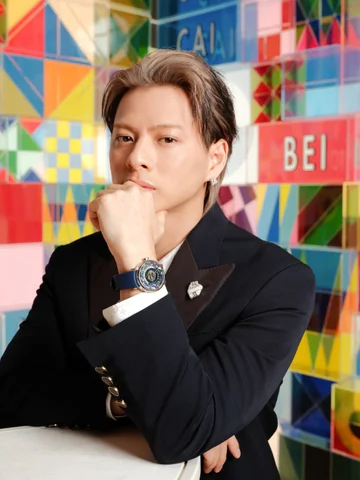 平野紫耀さん、ネイビーに重ねるダイヤモンド。ルイ・ヴィトンの時計とジュエリー 写真2