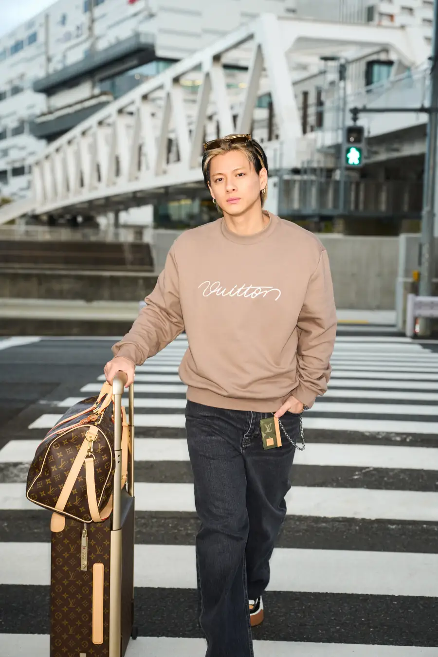 平野紫耀さんのルイ・ヴィトンで旅支度。やわらかなトップスとデニムの空港スタイル 写真1