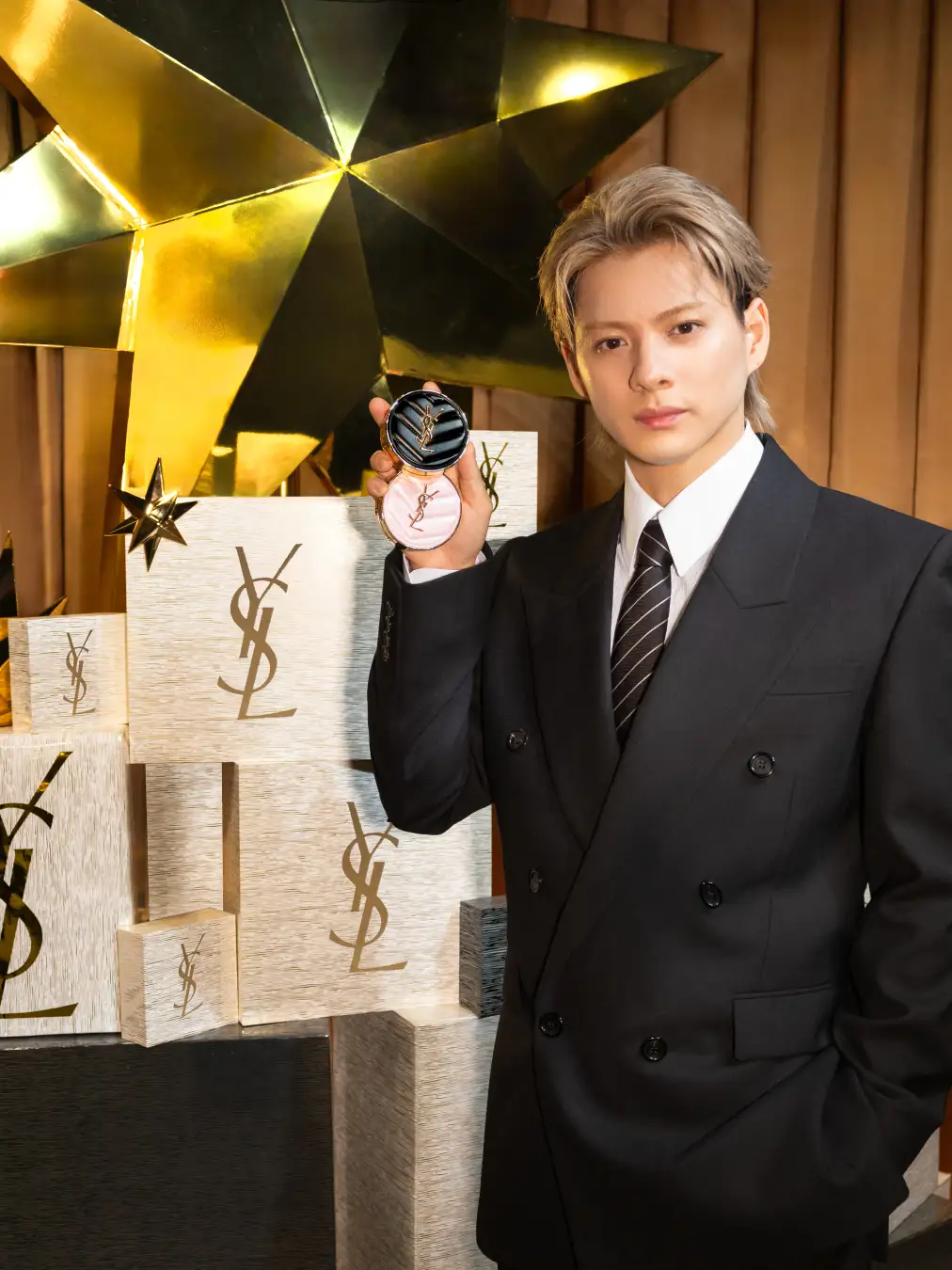 平野紫耀さんが選ぶ、YSLの黒とピンク。贈りたい肌の仕上がりは、どちら？ 写真2