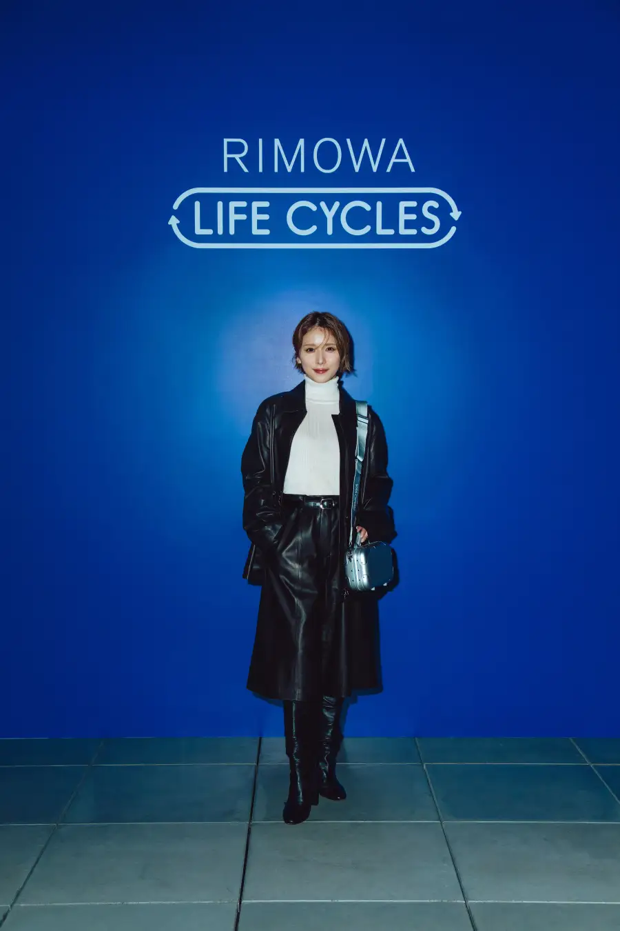黒と白の装いにシルバーのバッグを合わせた松岡茉優さん